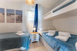 Posteľ alebo postele v izbe v ubytovaní Sea Front Beach House Macarena A + 20 fotografií