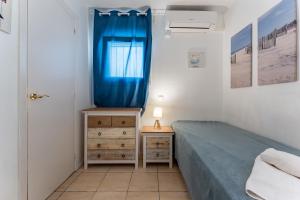 Łóżko lub łóżka w pokoju w obiekcie Sea Front Beach House Macarena A