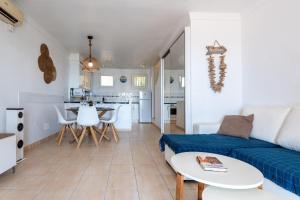 Kuchyňa alebo kuchynka v ubytovaní Sea Front Beach House Macarena A