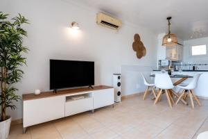 Telewizja i/lub zestaw kina domowego w obiekcie Sea Front Beach House Macarena A
