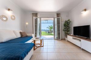 Televízia a/alebo spoločenská miestnosť v ubytovaní Sea Front Beach House Macarena A