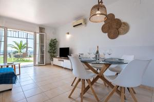 Telewizja i/lub zestaw kina domowego w obiekcie Sea Front Beach House Macarena A