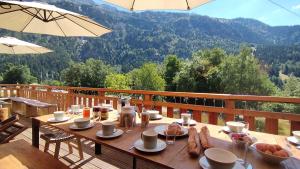 Nespecifikovaný výhled na hory nebo výhled na hory při pohledu z prázdninového domu