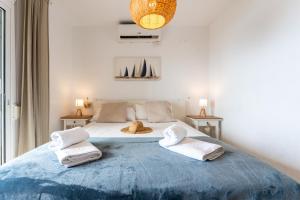 Łóżko lub łóżka w pokoju w obiekcie Sea Front Beach House Macarena A