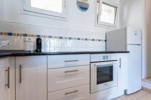 Kuchnia lub aneks kuchenny w obiekcie Sea Front Beach House Macarena A