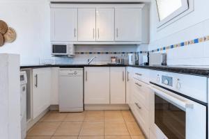 Kuchnia lub aneks kuchenny w obiekcie Sea Front Beach House Macarena A