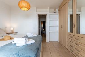 Łóżko lub łóżka w pokoju w obiekcie Sea Front Beach House Macarena A