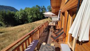 Nespecifikovaný výhled na hory nebo výhled na hory při pohledu z prázdninového domu