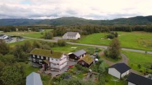 an aerial view of a large house with a yard at Hyggelig lite bosted ved sjøen, nær sentrum. 