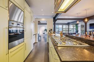 uma cozinha com electrodomésticos amarelos e um balcão longo em Industrial loft near the center of Ghent em Gent