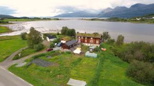 an aerial view of a house next to a river at Hyggelig lite bosted ved sjøen, nær sentrum. 