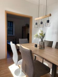 een eetkamer met een houten tafel en stoelen bij Gemütliche, helle Wohnung in Paderborn in Paderborn