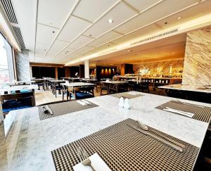 Ein Restaurant oder anderes Speiselokal in der Unterkunft Ayathorn Bangkok 