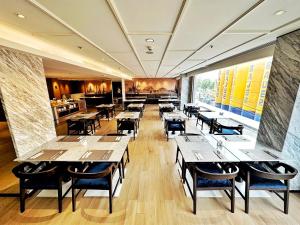 Ein Restaurant oder anderes Speiselokal in der Unterkunft Ayathorn Bangkok 