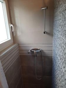 una ducha con cabezal de ducha en un baño en FeWo Mira, en Vodice 17 fotos más