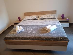 Un dormitorio con una cama con dos almohadas encima. en FeWo Mira, en Vodice