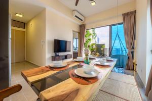 Una sala de estar con una mesa y una gran ventana. en Penthouse Sky Jacuzzi At KLCC, en Kuala Lumpur