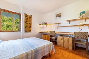 um quarto com uma cama e uma secretária em Villa Franca San Zeno em San Zeno di Montagna