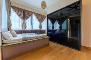 Un dormitorio con una cama grande y una ventana grande. en Penthouse Sky Jacuzzi At KLCC, en Kuala Lumpur 13 fotos más