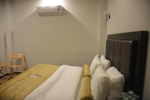 Postel nebo postele na pokoji v ubytování Abeer Hotel by LMC