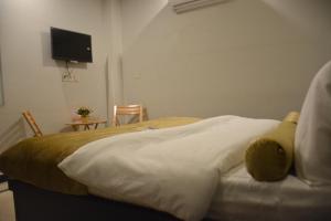 Postel nebo postele na pokoji v ubytování Abeer Hotel by LMC