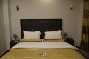 Postel nebo postele na pokoji v ubytování Abeer Hotel by LMC
