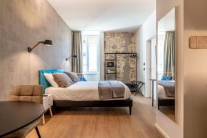 um quarto com uma cama e uma mesa em The Place - Only Self Check-in - No Reception em Trento
