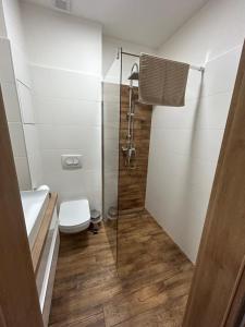 La salle de bains est pourvue d'une cabine de douche et de toilettes. dans l'établissement Apartmán Castle Bojnice, à Bojnice