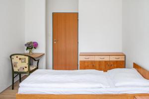 um quarto com uma cama e um armário de madeira em Hostel Beskydy em Rožnov pod Radhoštěm