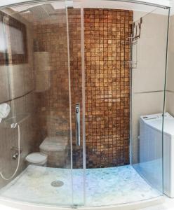 ducha con puerta de cristal y aseo en Benidorm vistas al mar, en Benidorm