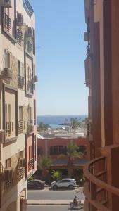 vistas a una calle de la ciudad con coches y edificios en Sun, Sea & Comfort en Hurghada