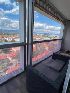 Superbe appartement Colmar avec vue et Jacuzzi في كولمار: غرفة مطلة على المدينة من النافذة