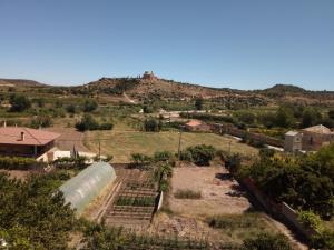uma vista para uma quinta com uma colina ao fundo em Apartamentos Rurales Mazaleón em Mazaleón