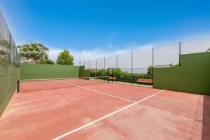 um campo de ténis com uma rede por cima em PUEBLO em Benalmádena