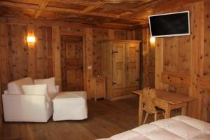 カナツェーイにあるApartment Dolavillaのベッドルーム1室(ベッド1台、壁にテレビ付)