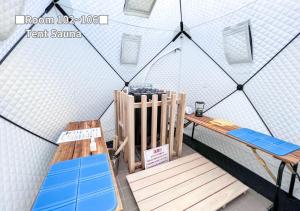 Cette chambre dispose d'une balançoire, d'une chaise et d'une table. dans l'établissement Bihadanoyu Koshikano Onsen, à Kirishima