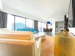 吉隆坡KL Tower KLCC Pavilion by Kimiro的客厅里有一张沙发和一张桌子。