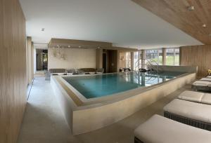 einen großen Pool im Wohnzimmer in der Unterkunft My Marina Apartment mit Pool und Sauna am See in Bad Saarow