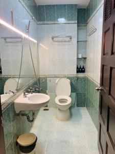 een badkamer met een toilet en een wastafel bij The Hideaway Alley Bui Vien in Ho Chi Minh-stad