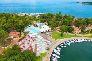 uma vista aérea de uma marina com um grupo de barcos em Istrian Villas Plava Laguna em Umag