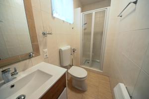 A bathroom at Gästehaus zum See