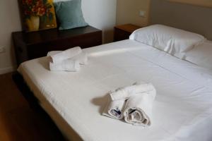 ein Hotelzimmer mit 2 Handtüchern auf einem Bett in der Unterkunft La Casa nel Borgo in Montecastrilli