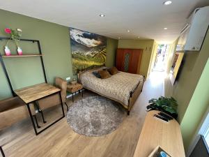 sypialnia z łóżkiem i stołem w pokoju w obiekcie Het Tulpenkwartier w Apeldoorn