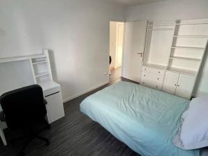Schlafzimmer mit einem Bett, einem Schreibtisch und einem Stuhl in der Unterkunft Maison neuve quartier calme proche commerces in Angers