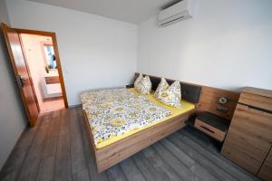 A bed or beds in a room at Gästehaus zum See