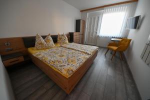 A bed or beds in a room at Gästehaus zum See