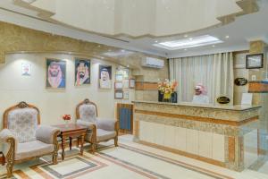 a waiting room with two chairs and a counter at Hayah Al Waha Hotel in Al Madinah