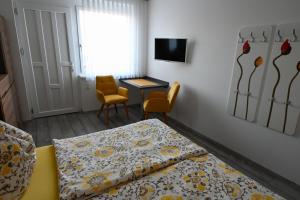A bed or beds in a room at Gästehaus zum See