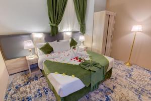 Hayah Diamond Hotel في المدينة المنورة: غرفه فندقيه سرير كبير عليها ديكورات