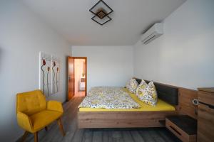 A bed or beds in a room at Gästehaus zum See